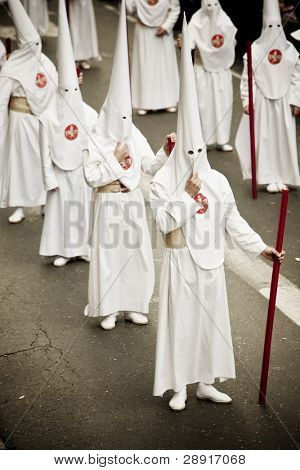 Nazarenos teilnehmen in einer katholischen Prozession in Spanien