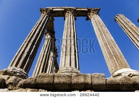 Rovine romane sopra l'azzurro del cielo.