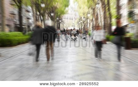 Wazig voetgangers het nemen van een wandeling in een stedelijke achtergrond.
