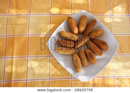 ein Teller voll von Kroketten unter der spanischen Raylights.