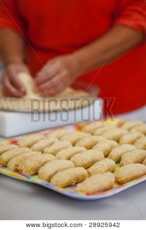 alte Damen Hände Vorbereitung typische Kroketten