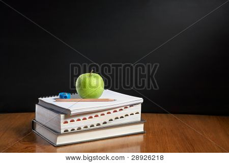 Kazık kitap shool konsepti üzerinde yeşil elma