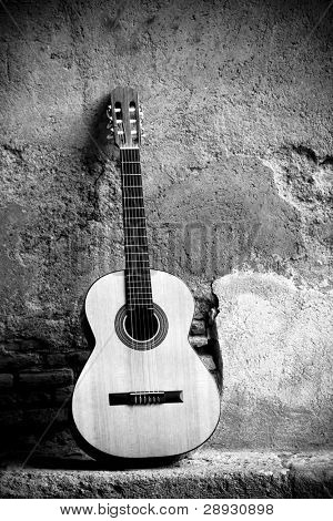 Chitarra classica sulla parete, seppia tonica.