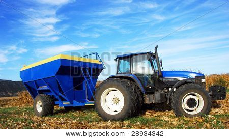 Traktor pracuje na farmě