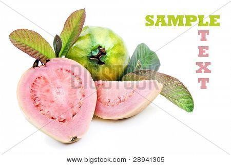 Frutto fresco sano guava rosa con foglie su sfondo bianco puro con spazio per il testo
