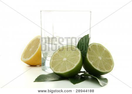 copo de cocktail, de rhum com limão isolado no fundo branco