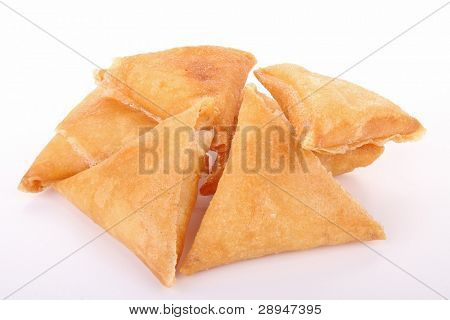 na białym tle samosa na białym tle