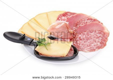 płyta ser raclette i delikatesy na białym tle