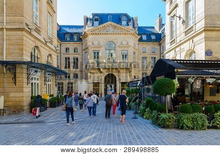 Paris, France - September 7, 2018: Group Of Unknown Tourists On Square Of Valois, Paris, France