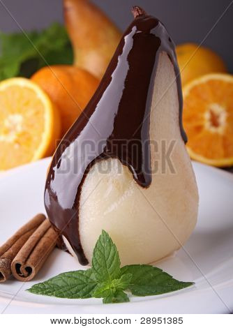 pera pochada con chocolate