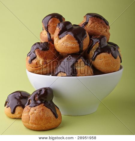 tigela de profiteroles