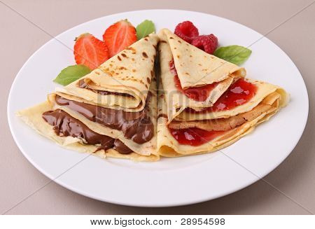 plato de tortitas con chocolate y frutas