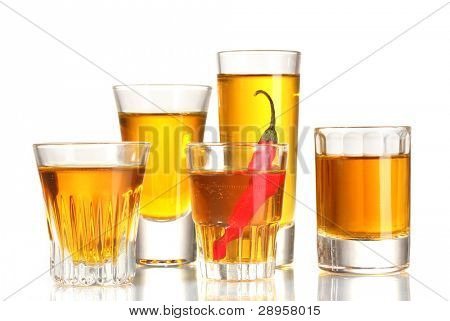 verres de poivre rouge et vodka piment isolé on white