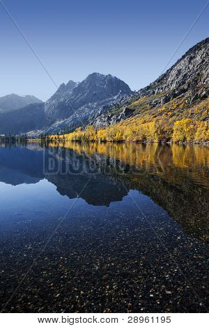 Odrazem Mountain podzimních barev
