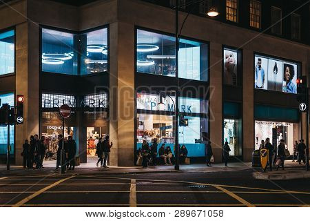 London, Uk - March 9, 2019: People Walking In Front Of Primark Shop On Oxford Street, Marble Arch, L
