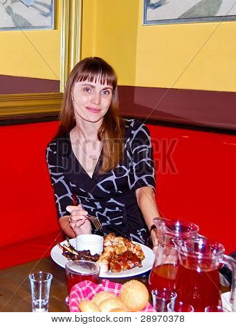 Una donna a un tavolo in una caffetteria.