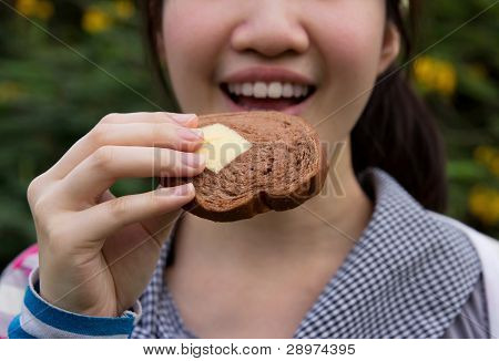Donna mangia pane