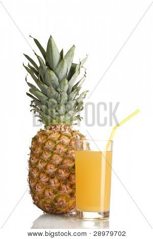 ? ineapple juice og ananas isoleret på hvid