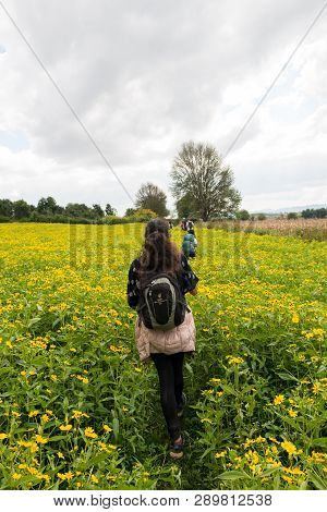 Inle Lake, Myanmar - 27 November, 2018: Vertical Picture Of Foreigners Tourists Doing Treeking To In