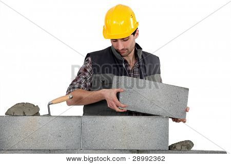 ブロックの壁を作る職人