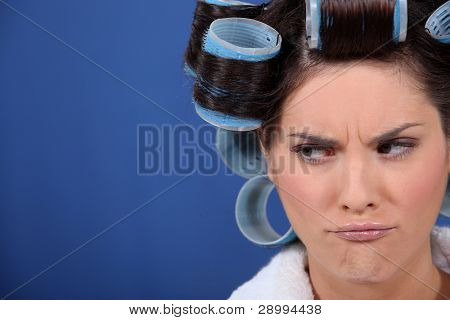 Ulykkelige kvinde med hairroller på.