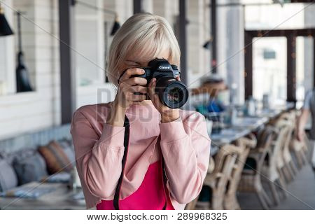 Russia Kemerovo 2019-03-10 Girl Photographer Taking Pictures On Professional Camera Canon 5D Mark Iv
