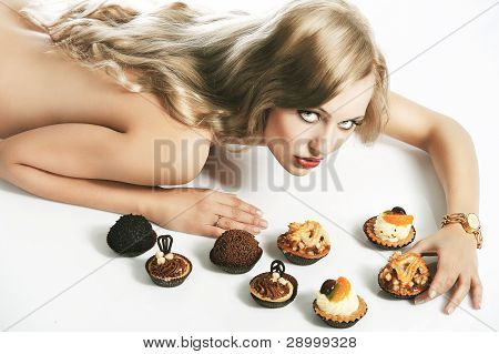 blonde sexy MÃ¤dchen essen GebÃ¤ck, sie sieht der Linse