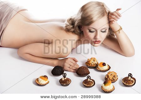 blonde sexy MÃ¤dchen essen GebÃ¤ck, hat sie Rechte Hand in der NÃ¤he von den Kopf