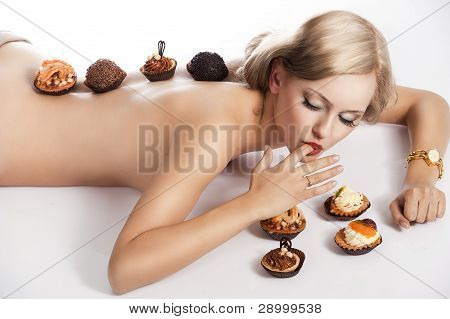 blonde sexy MÃ¤dchen essen GebÃ¤ck, hat sie einen Finger in Mund