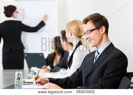 Business - forretningsfolk har et møde eller en workshop med præsentation i office