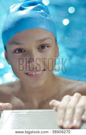 felice chid divertirsi in piscina