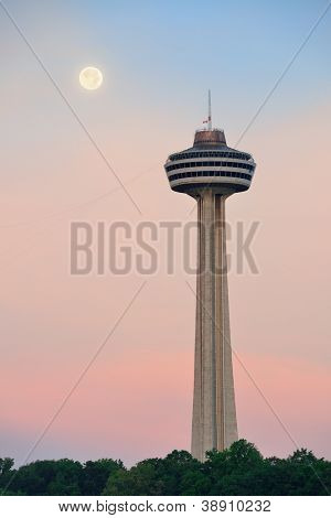 NIAGARA FALLS, NY - 1 września: Wieża Skylon Tower zbliżenie na 1 września 2012 w Niagara Falls, New York. OV
