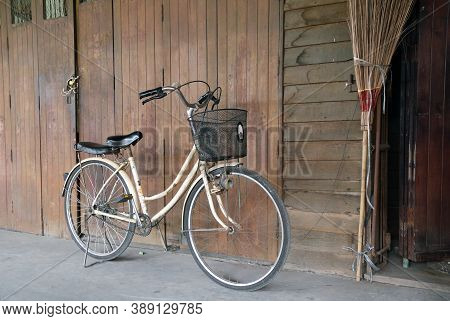 Pathumthani, Thailand July 15, 2017: Bicycle Park In Front Of The Wooden Row House At Rehang Old Mar