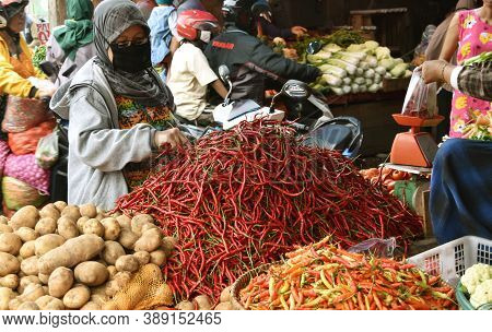 Bengkulu, Indonesia - October 11, 2020: Selling Red Chili And Vegetables In Traditional Markets In T