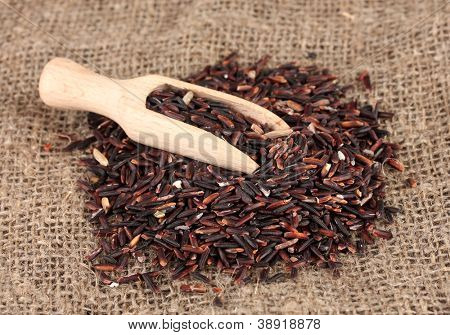 arroz preto com colher de madeira em esteira de bambu