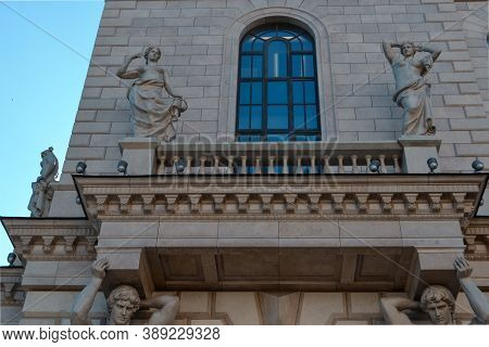 Ostrovsky Square 2a, Saint Petersburg, Russia, 11.10.2020. Ancient Sculpture Stands On Balcony Of Fa