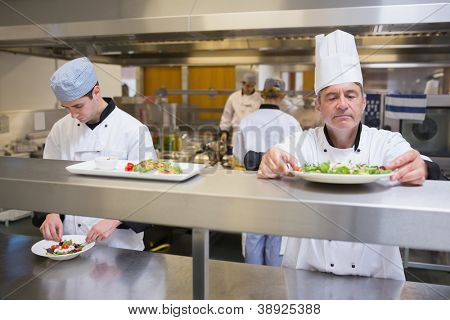 Ispezione di insalata prima di servizio in cucina lo chef