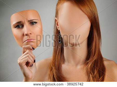 หญิงสาวถือรูปแบบมีความสุข