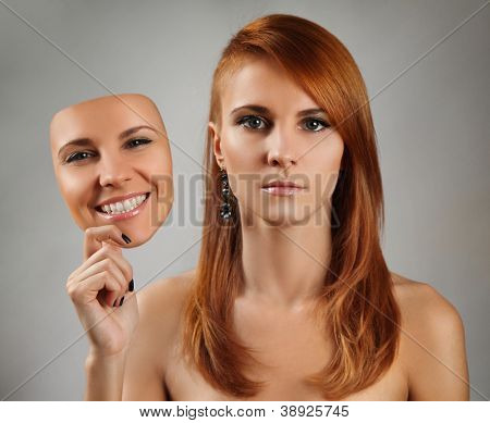 หญิงสาวถือรูปแบบมีความสุข