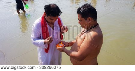 Garhmukteshwar, Uttar Pradesh/india - October 4, 2020: Worshiping Ganges River After Submerging The 