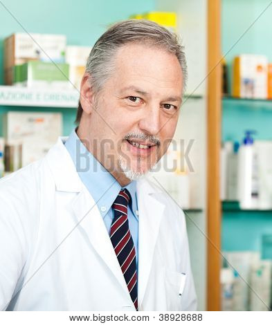  Portret przyjazny chemik w jego sklepie