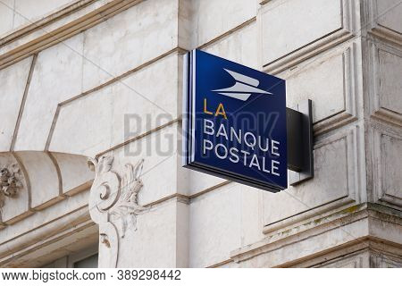 Bordeaux , Aquitaine / France - 10 10 2020 : La Banque Postale Blue Logo And Sign Of Office French B