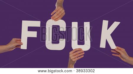 Blanco alfabeto Letras ortografía FCUK sostenido sobre un fondo púrpura studio por mujer extendida