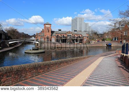 Birmingham-fazeley Canal Roundabout In Birmingham Uk. English Waterway.