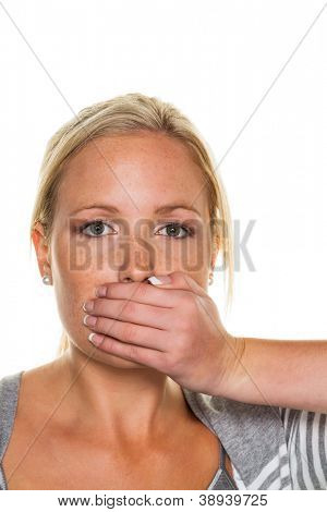 젊은 여자는 그녀의 입에 그녀의 손을 보유 하고있다. 침묵, 아무것도 말을 거부에 대 한 상징적인 사진 및 t