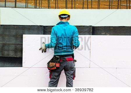 werknemers in de bouw op een construction site wanneer de isolatie van het gebouw