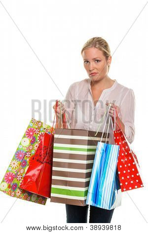 en ung kvinna som bär kassar som kommer tillbaka från shopping. skuldsättning, personlig konkurs eller