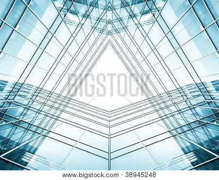 Vista panorámica y perspectiva angular a fondo azul de acero del edificio skysc de la subida del alto de cristal