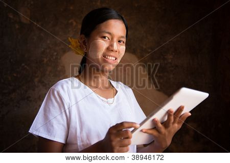 Glad Myanmar pige med hendes nye digitale tavle-pc'en