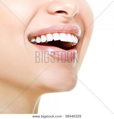 Beau sourire large de jeune femme douce avec grandes dents blanches en bonne santé. Isolé sur blanc arr.plans